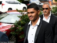 Footy hviezda obvinená z trestných činov domáceho násilia dostane úder do tela, ktorý by mohol ohroziť jeho kariéru Tyrone Munro je na snímke pred súdom v Sydney v októbri minulého roka