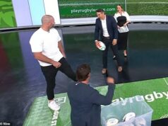 Footy legenda Boyd Cordner má trápnu poruchu šatníka v priamom televíznom prenose: ‚Má na sebe G-string!‘ Na snímke: Skvelý kohút Boyd Cordner (vľavo) ukazuje Billymu Slaterovi (drží futbalovú loptu), že si roztrhol obrovskú dieru na nohaviciach v nedeľnej Footy Show Nine.