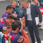 Na snímke: Tréner Melbourne Craig Bellamy dáva útočníkovi Joeovi Chanovi (vľavo, v drese číslo 11) tvrdý dresing v polčase prehry tímu s Warriors v sobotu večer.