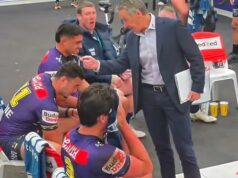 Footy legenda odpálila trénera NRL po tom, čo si vybral hviezdu v prepade šatne, ktorý zachytila kamera Na snímke: Tréner Melbourne Craig Bellamy dáva útočníkovi Joeovi Chanovi (vľavo, v drese číslo 11) tvrdý dresing v polčase prehry tímu s Warriors v sobotu večer.