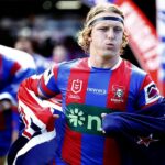 Phoenix Crossland (na obrázku) prezradil, ako sa vyvinul jeho vzťah s otcom jeho priateľky Billym Pedenom