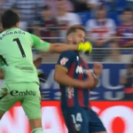 📹 Futbal alebo box? Zápas v Španielsku pokazený šokujúcim útokom