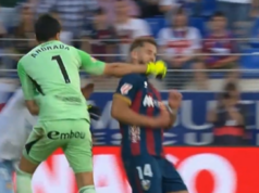 Futbal alebo box? Zápas v Španielsku pokazený šokujúcim útokom 📹 Futbal alebo box? Zápas v Španielsku pokazený šokujúcim útokom