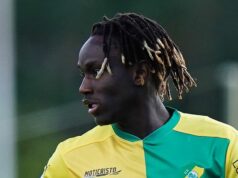 Futbalista pobodaný pri záhadnom útoku sa po záchrannej operácii prebúdza z kómy MAFRA, PORTUGALSKO - 22. FEBRUÁRA: Alamara Djabi z CD Mafra v akcii počas zápasu Ligy Portugal 2 Meu Super medzi CD Mafra a FC Vizela na Estadio do Parque Desportivo Municipal de Mafra 22. februára 2025 v portugalskej Mafre. (Foto: Gualter Fatia/Getty Images)