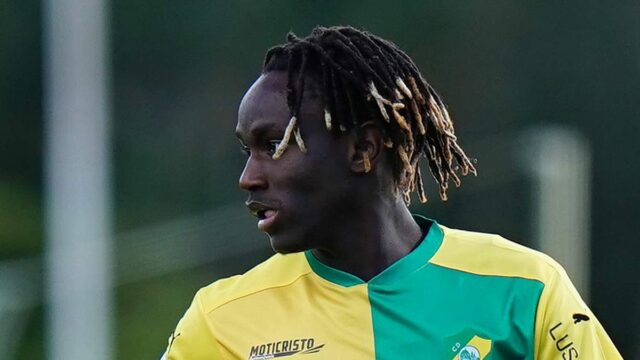 MAFRA, PORTUGALSKO - 22. FEBRUÁRA: Alamara Djabi z CD Mafra v akcii počas zápasu Ligy Portugal 2 Meu Super medzi CD Mafra a FC Vizela na Estadio do Parque Desportivo Municipal de Mafra 22. februára 2025 v portugalskej Mafre. (Foto: Gualter Fatia/Getty Images)