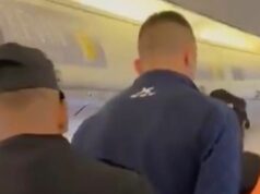 Futbalista vytiahnutý z lietadla v putách po „hrozbe bombou“ teraz čelí prepusteniu Emiliano Endrizzi bol vytiahnutý z lietadla v putách