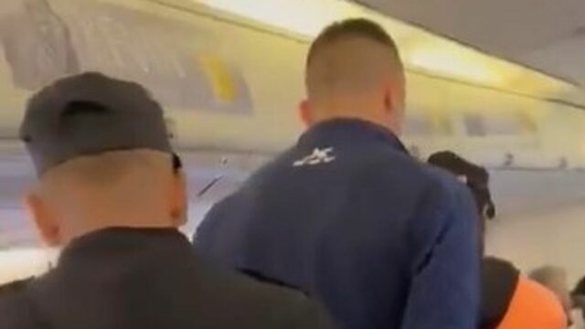 Emiliano Endrizzi bol vytiahnutý z lietadla v putách