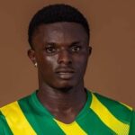 Dominic Frimpong pózuje na fotografii