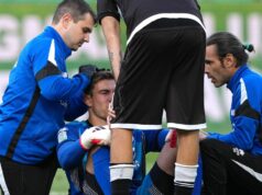 Futbalistu Jurgena Klinsmanna previezli do nemocnice po tom, čo si pri zrážke zlomil krk Jonathan Klinsmann