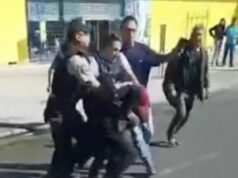 Futbalová legenda bola napadnutá zúrivými svedkami, keď bola zatknutá za ozbrojenú lúpež Futbalová legenda bola napadnutá zúrivými svedkami, keď bola zatknutá za ozbrojenú lúpež