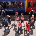 Futbaloví fanúšikovia si zaslúžia lacnejšie vlaky a menej výletov v strede týždňa v boji o klima