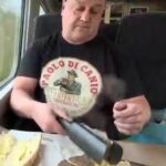 Fanúšik West Hamu Tony Goodman varí svoj steak pomocou žehličiek na vlasy