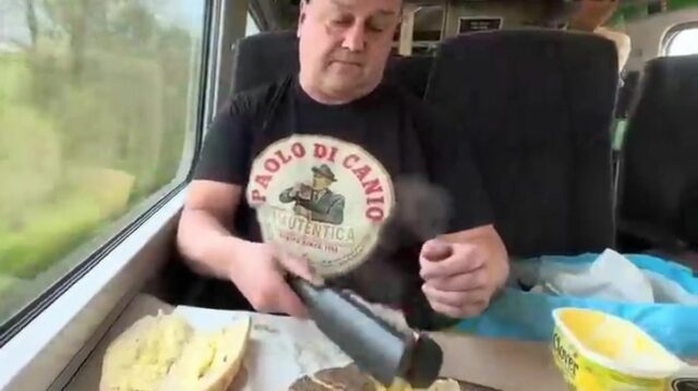 Fanúšik West Hamu Tony Goodman varí svoj steak pomocou žehličiek na vlasy