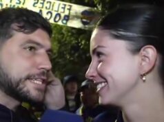 Futbalový reportér hladí ohromujúceho fanúšika, keď počas rozhovoru lietajú iskry Nicolas Luaces robil rozhovor s fanúšikmi Boca Juniors, keď zbadal Daniho
