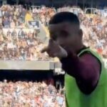 Gabriel Jesus nahnevane reaguje na fanúšika Man City počas jeho rozcvičky