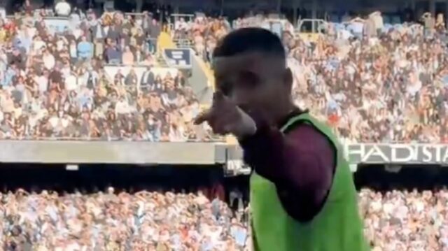 Gabriel Jesus nahnevane reaguje na fanúšika Man City počas jeho rozcvičky