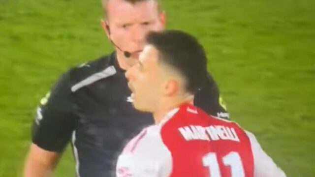 Gabriel Martinelli si zaslúži dištanc za „neprijateľné“ strkanie na rozhodcovský Gabriel Martinelli