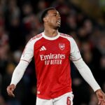 Obranca Arsenalu Gabriel Magalhaes bol nútený odstúpiť pre potenciálne zranenie kolena proti Southamptonu