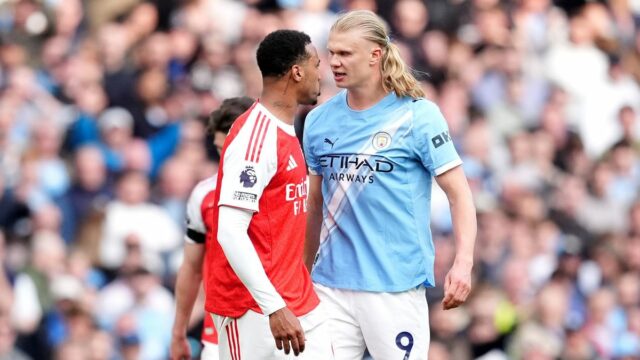 Obranca Arsenalu Gabriel Magalhaes a útočník Manchestru City Erling Haaland