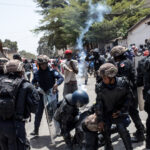 Gambijská polícia použila slzotvorný plyn na demonštráciu za zadržanie súrodencov | Protesty