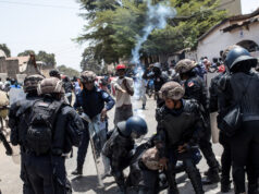 Gambijská polícia použila slzotvorný plyn na demonštráciu za zadržanie súrodencov | Protesty Gambijská polícia použila slzotvorný plyn na demonštráciu za zadržanie súrodencov | Protesty