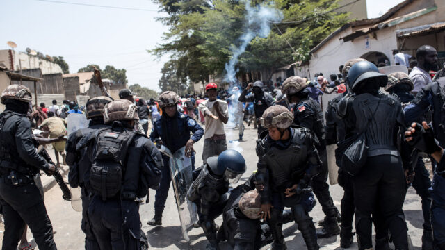 Gambijská polícia použila slzotvorný plyn na demonštráciu za zadržanie súrodencov | Protesty
