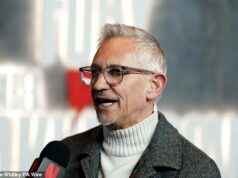Gary Lineker má namierené na BBC znova v súvislosti so svetovým pohárom „Work from Home“, keď rozpráva o svojej vlastnej relácii Netflix za 14 miliónov libier – a vymenúva jedno slávne meno, ktoré sa po jeho boku NEBUDE objavovať Reláciu The Rest Is Football od Garyho Linekera kúpil Netflix a hovoril o tom, že bude v New Yorku na majstrovstvách sveta, a nie ako „zelený box v Salforde“.