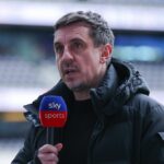 LONDÝN, ANGLICKO - 22. FEBRUÁRA: Odborník Sky Sports Gary Neville počas zápasu Premier League medzi Tottenhamom Hotspur a Arsenalom na štadióne Tottenham Hotspur 22. februára 2026 v Londýne v Anglicku. (Foto: James Gill – Danehouse/Getty Images)