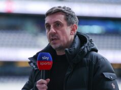 Gary Neville identifikuje detaily Man Utd, ktoré zatiaľ najviac naznačujú rozhodnutie manažéra LONDÝN, ANGLICKO - 22. FEBRUÁRA: Odborník Sky Sports Gary Neville počas zápasu Premier League medzi Tottenhamom Hotspur a Arsenalom na štadióne Tottenham Hotspur 22. februára 2026 v Londýne v Anglicku. (Foto: James Gill – Danehouse/Getty Images)