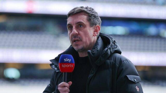 Gary Neville identifikuje detaily Man Utd, ktoré zatiaľ najviac naznačujú LONDÝN, ANGLICKO - 22. FEBRUÁRA: Odborník Sky Sports Gary Neville počas zápasu Premier League medzi Tottenhamom Hotspur a Arsenalom na štadióne Tottenham Hotspur 22. februára 2026 v Londýne v Anglicku. (Foto: James Gill – Danehouse/Getty Images)