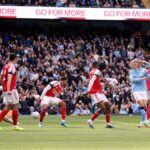 Rayan Cherki naráža na tyč Manchestru City proti Arsenalu