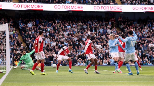 Rayan Cherki naráža na tyč Manchestru City proti Arsenalu