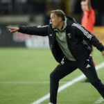 Gary Neville priznáva, že sa snaží získať Stevena Gerrarda do Manchestru United