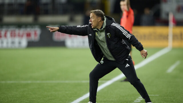 Gary Neville priznáva, že sa snaží získať Stevena Gerrarda do Manchestru United
