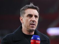 Gary Neville tvrdí, že Arsenal bol „obrovsky brzdený“ dvoma výberovými výzvami Mikela Artetu Piero Hincapie bol solídnou defenzívou Arsenalu, ale v poslednej tretine mal obmedzený vplyv