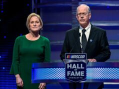 Generálny riaditeľ NASCAR odstúpil v šokovom rozhodnutí len niekoľko týždňov po právnej bitke s Michaelom Jordanom Generálny riaditeľ NASCAR odstúpil v šokovom rozhodnutí len niekoľko týždňov po právnej bitke s Michaelom Jordanom