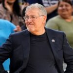 Geno Auriemma sa ospravedlňuje Dawn Staleyovej po zápase Final Four