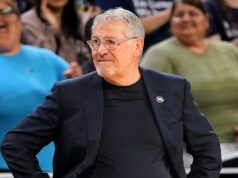 Geno Auriemma sa ospravedlňuje Dawn Staleyovej po zápase Final Four Geno Auriemma sa ospravedlňuje Dawn Staleyovej po zápase Final Four