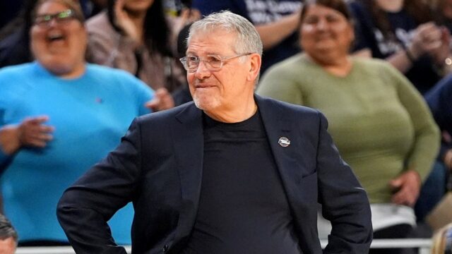 Geno Auriemma sa ospravedlňuje Dawn Staleyovej po zápase Final Four
