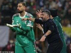 Gianluigi Donnarumma prerušil mlčanie o tom, že sa Taliansku nepodarilo dosiahnuť tretie majstrovstvá sveta v rade – s „nesmierne smutným“ kapitánom, ktorý teraz nemôže hrať na turnaji, kým nebude mať 31 rokov. Brankár Manchestru City a Talianska Gianluigi Donnarumma (vľavo) prehovoril po tom, čo sa jeho tímu opäť nepodarilo kvalifikovať na majstrovstvá sveta.