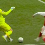 Gianluigi Donnarumma (vľavo) bol kritizovaný po chybe pri góle Arsenalu proti Manchestru City.