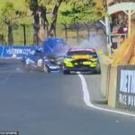 Grant Denyer (v prednom aute) je na snímke zlomok sekundy po zrážke s Volkswagenom Richarda Barrama na 6-hodinových pretekoch Bathurst minulý víkend.