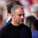 Hansi Flick hovorí s Gerardom Martinom, Lewandowskim, Yamalom a ďalšími po zápase Atlética Madrid 1-2 Barcelona