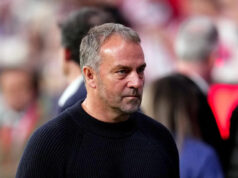 Hansi Flick hovorí s Gerardom Martinom, Lewandowskim, Yamalom a ďalšími po zápase Atlética Madrid 1-2 Barcelona Hansi Flick hovorí s Gerardom Martinom, Lewandowskim, Yamalom a ďalšími po zápase Atlética Madrid 1-2 Barcelona