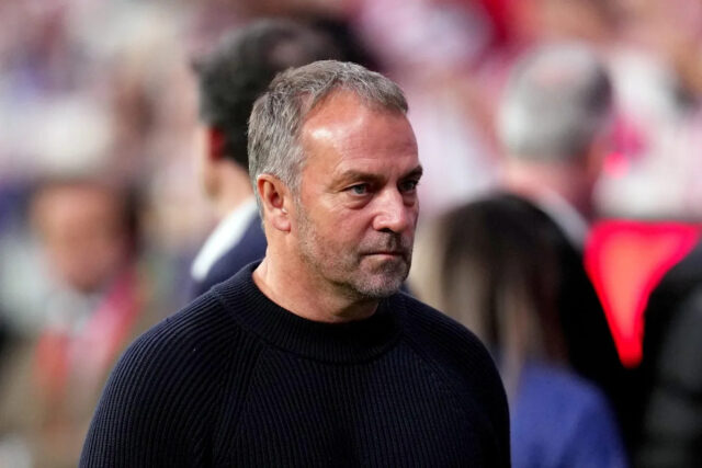 Hansi Flick hovorí s Gerardom Martinom, Lewandowskim, Yamalom a ďalšími Hansi Flick hovorí s Gerardom Martinom, Lewandowskim, Yamalom a ďalšími po zápase Atlética Madrid 1-2 Barcelona