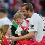 Harry Kane oslavoval titul na ihrisku so svojou rodinou (Reuters)