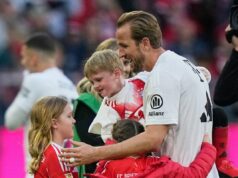 Harry Kane získal druhý titul v Bundeslige 56. gólom v sezóne Harry Kane oslavoval titul na ihrisku so svojou rodinou (Reuters)