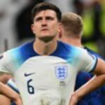 Otec Harryho Maguirea, Alan (vľavo) odchádza zo súdu na ostrove Syros po vypočutí na párty ostrove Mykonos