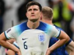 Harry Maguire čelí očiam slziacemu zákonu za súdny prípad „prepadnutia policajta“. Otec Harryho Maguirea, Alan (vľavo) odchádza zo súdu na ostrove Syros po vypočutí na párty ostrove Mykonos
