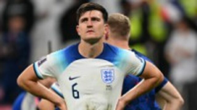 Otec Harryho Maguirea, Alan (vľavo) odchádza zo súdu na ostrove Syros po vypočutí na párty ostrove Mykonos